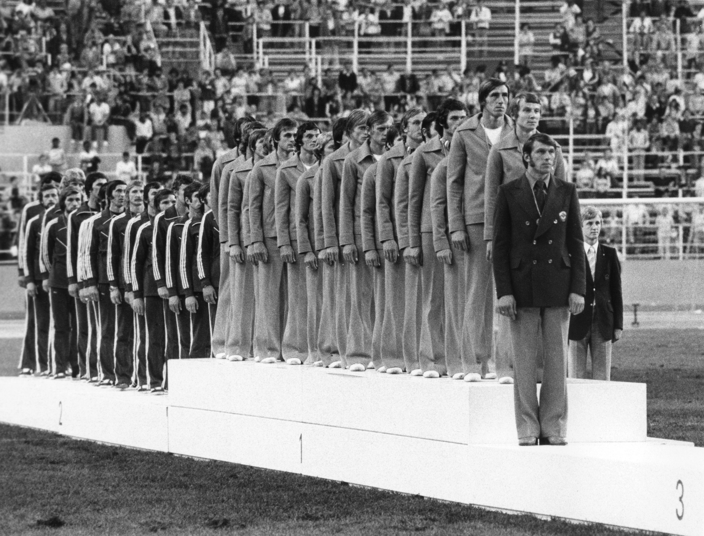 Finaliści piłkarskiego turnieju olimpijskiego w Montrealu podczas hymnu NRD. Polacy wysłuchali Mazurka Dąbrowskiego cztery lata wcześniej w Monachium.