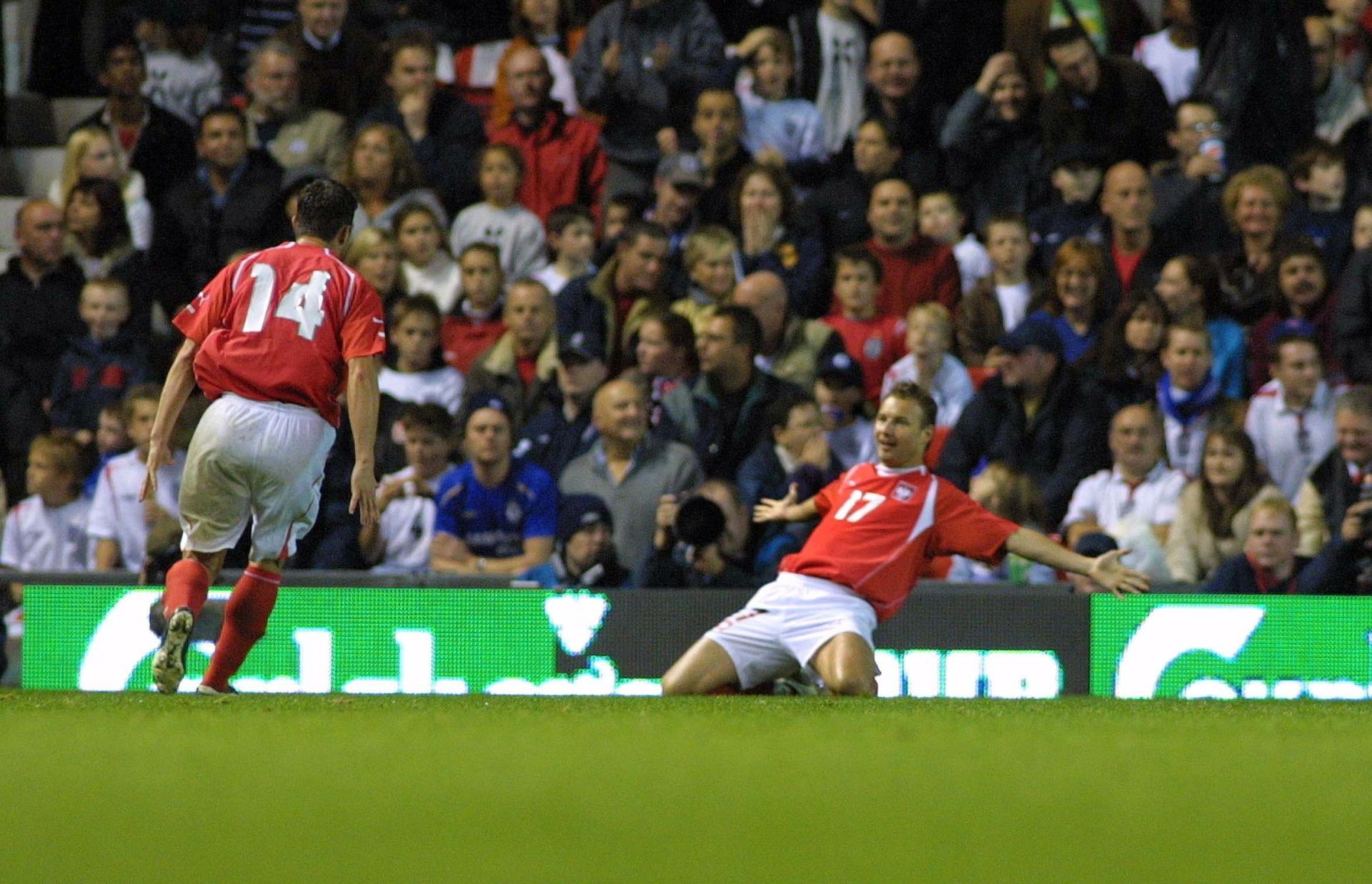 Tomasz Frankowski po zdobyciu gola w meczu z Anglią w Manchesterze.