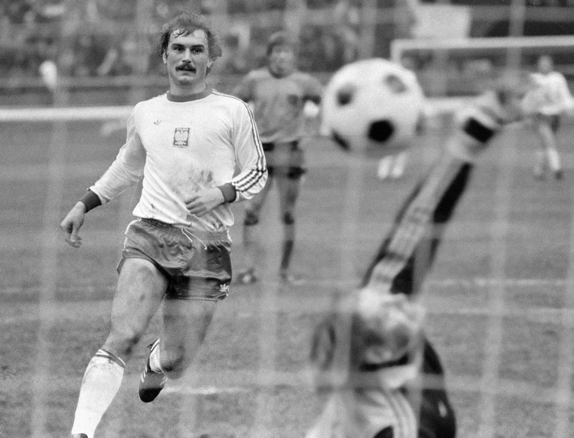 Włodzimierz Mazur wykorzystuje rzut karny przeciwko Holendrom. Polak wykonał jedenastkę w stylu słynnego Antonina Panenki.