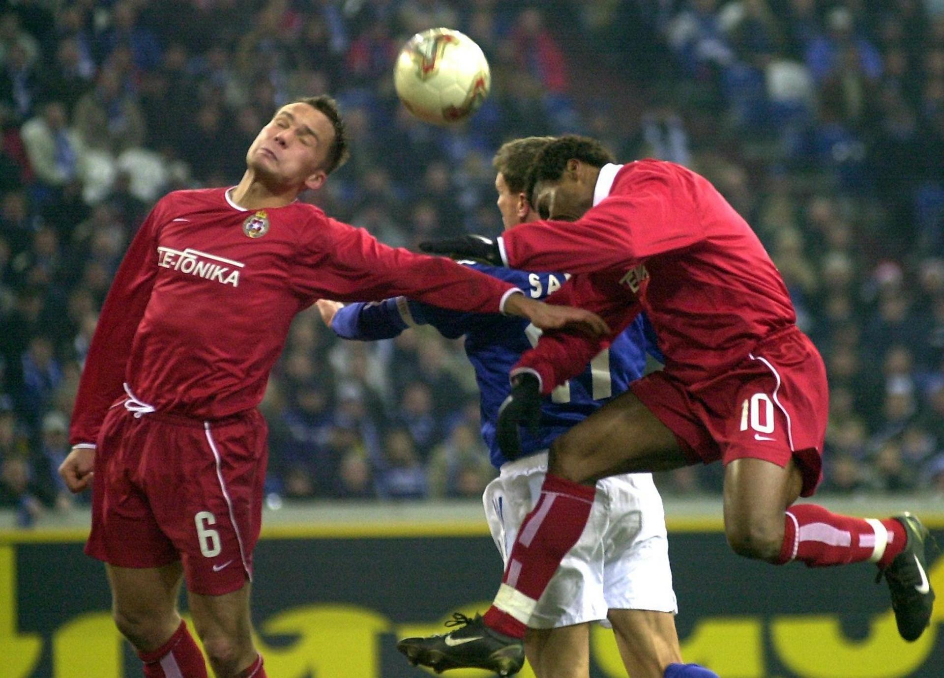 Arkadiusz Głowacki i Kalu Uche podczas meczu Schalke 04 - Wisła Kraków 1:4 (10.12.2002).