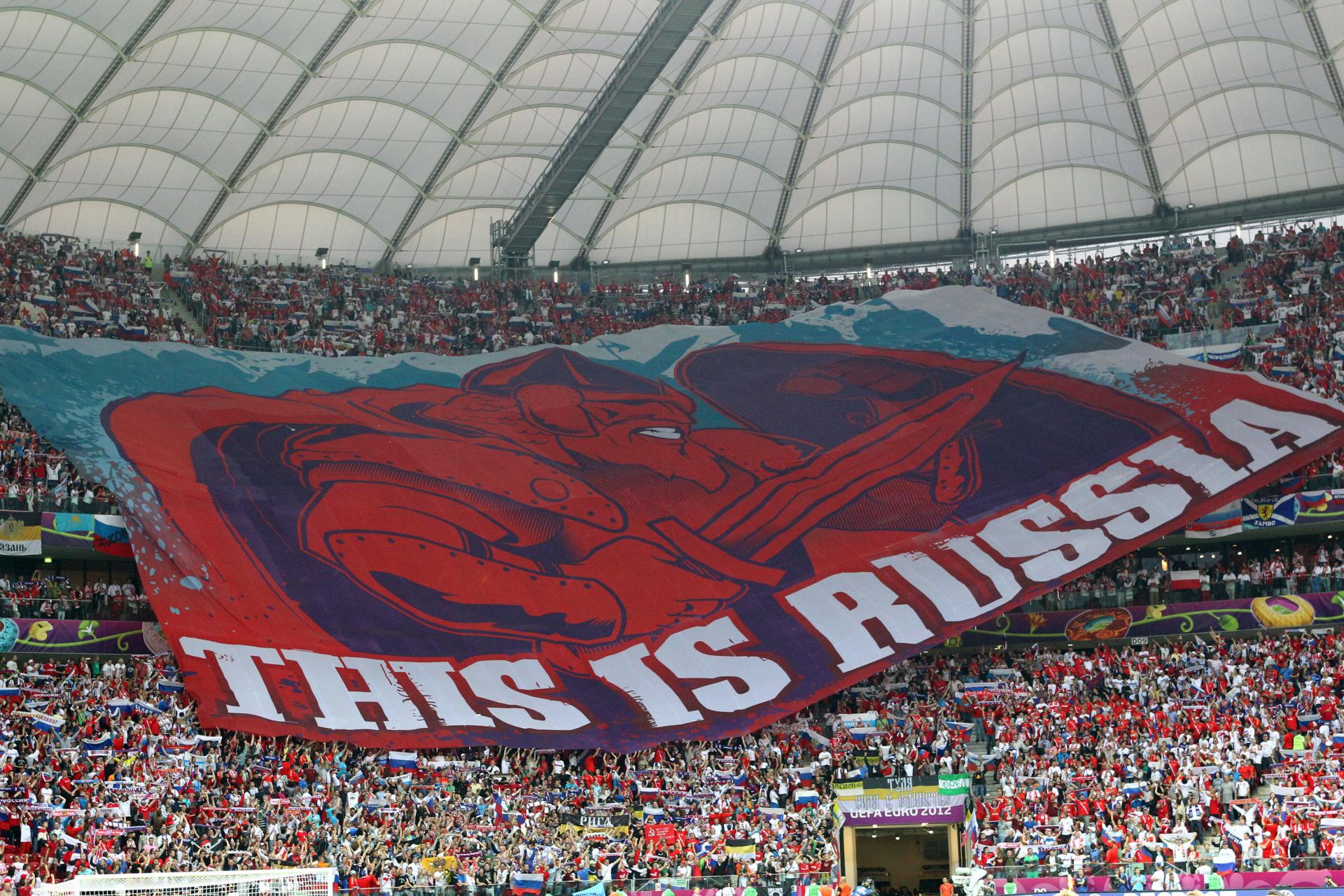 Rosyjscy kibice na meczu Polska - Rosja, Euro 2012. sektorowa flaga z napisem "This is Russia".