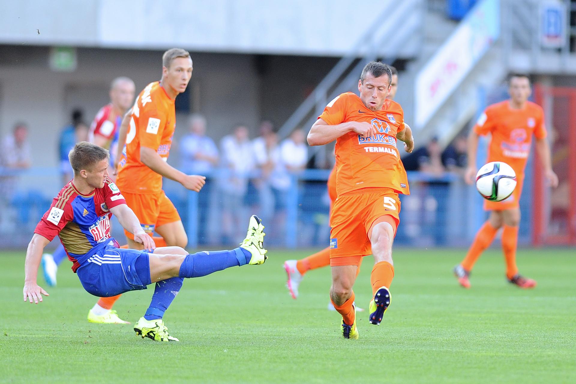 Radosław Murawski (Piast Gliwice) i Sebastian Ziajka (Termalica Bruk-Bet Nieciecza)