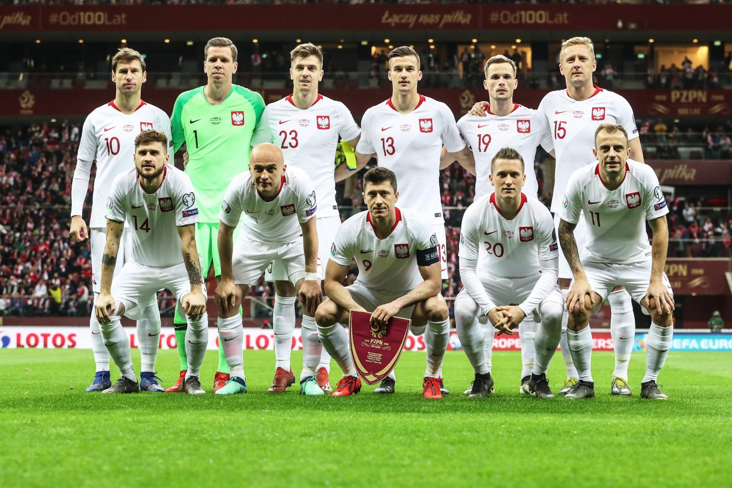 Reprezentacja Polski w przed meczem eliminacji Euro 2020 z Łotwą, w białych kompletach strojów