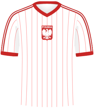 biała koszulka reprezentacji Polski z 1982 roku, w czerwone pionowe pasy, czerwoną otoczką pod szyją i czerwonymi końcami rękawów, po środku klatki piersiowej - orzełek bez korony