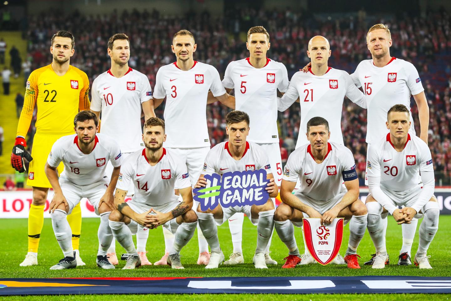 Reprezentacja Polski (w białych strojach) przed meczem z Portugalią.
