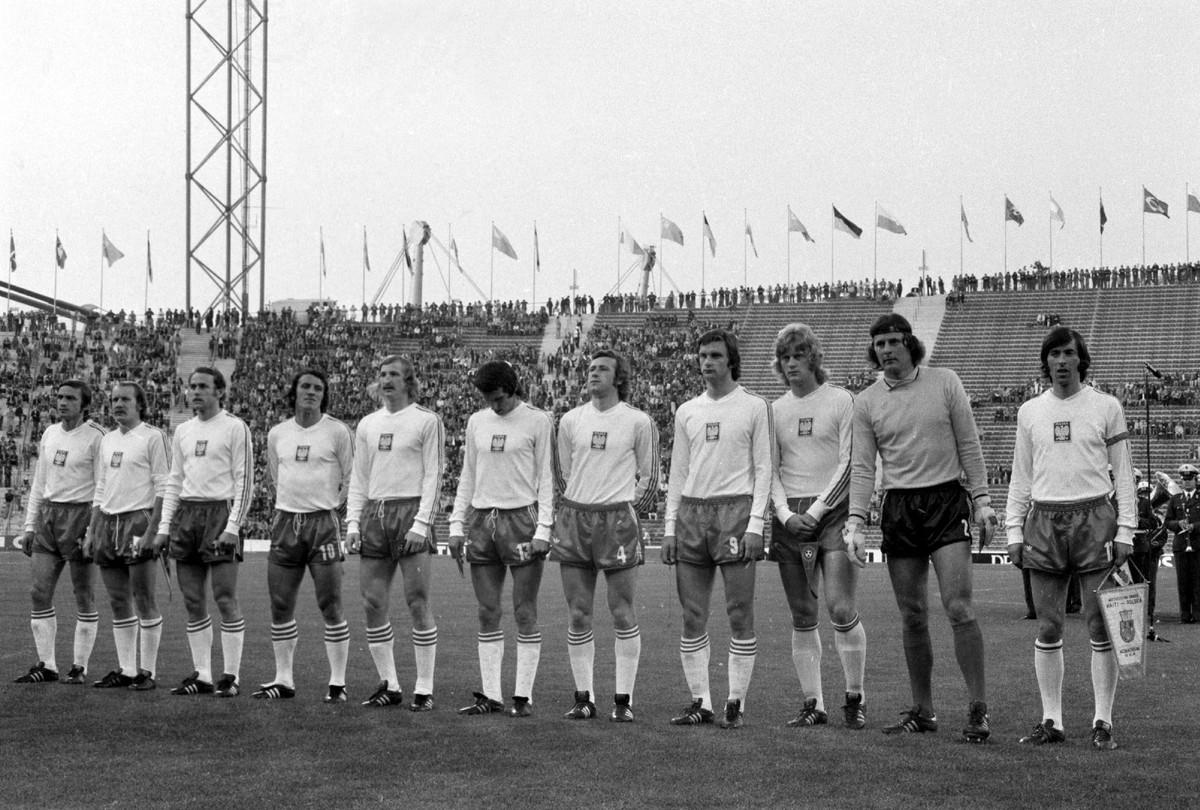 Czarno-białe zdjęcie reprezentacji Polski przed meczem z Haiti na mistrzostwach świata w 1974 roku. Polacy w białych koszulkach i ciemnych spodenkach.