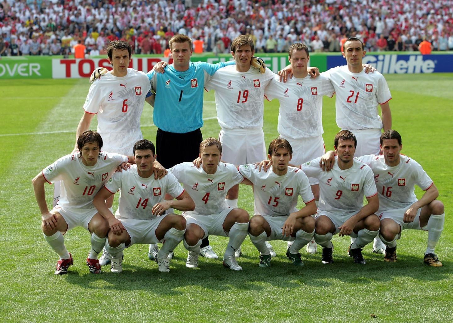 Reprezentacja Polski, w białuch strojach, pozuje do zdjęcia przed meczem z Kostaryką. Bramkarz Artur Boruc, drugi od lewej w górnym rzędzie, w błękitnej bluzie i czarnych spodenkach.