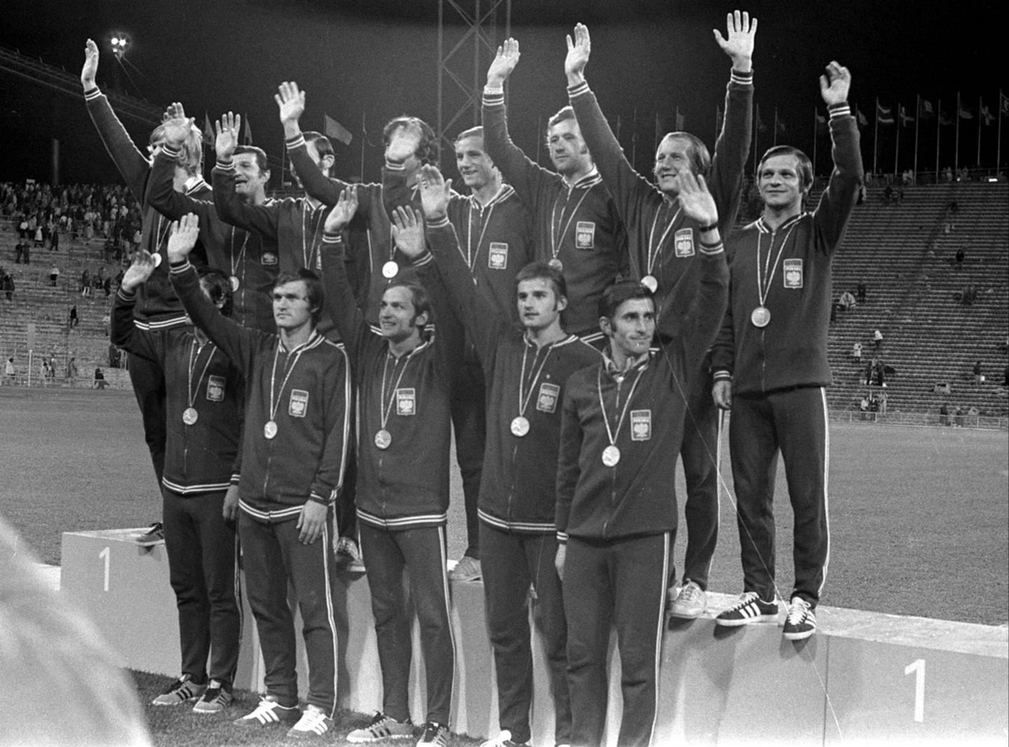 Reprezentacja Polski ze złotymi medalami, w ciemnych strojach, na podium igrzysk olimpijskich 1972.