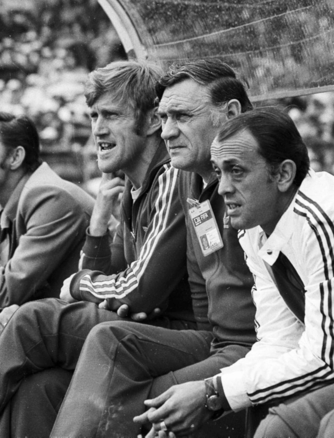 Polski sztab szkoleniowy podczas meczu z Jugosławią. Od lewej: Jacek Gmoch, Kazimierz Górski i Andrzej Strejlau.