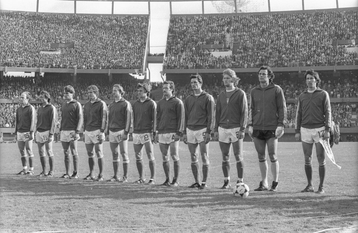 Reprezentacja Polski, w ciemnych bluzach i białych spodenkach, przed meczem z RFN-em na mistrzostwach świata 1978.