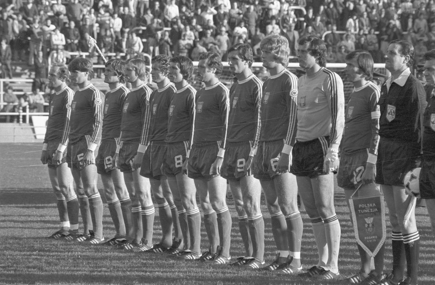 Reprezentacja Polski - w ciemnych strojach - przed meczem z Tunezją na mistrzostwach świata w 1978 roku.