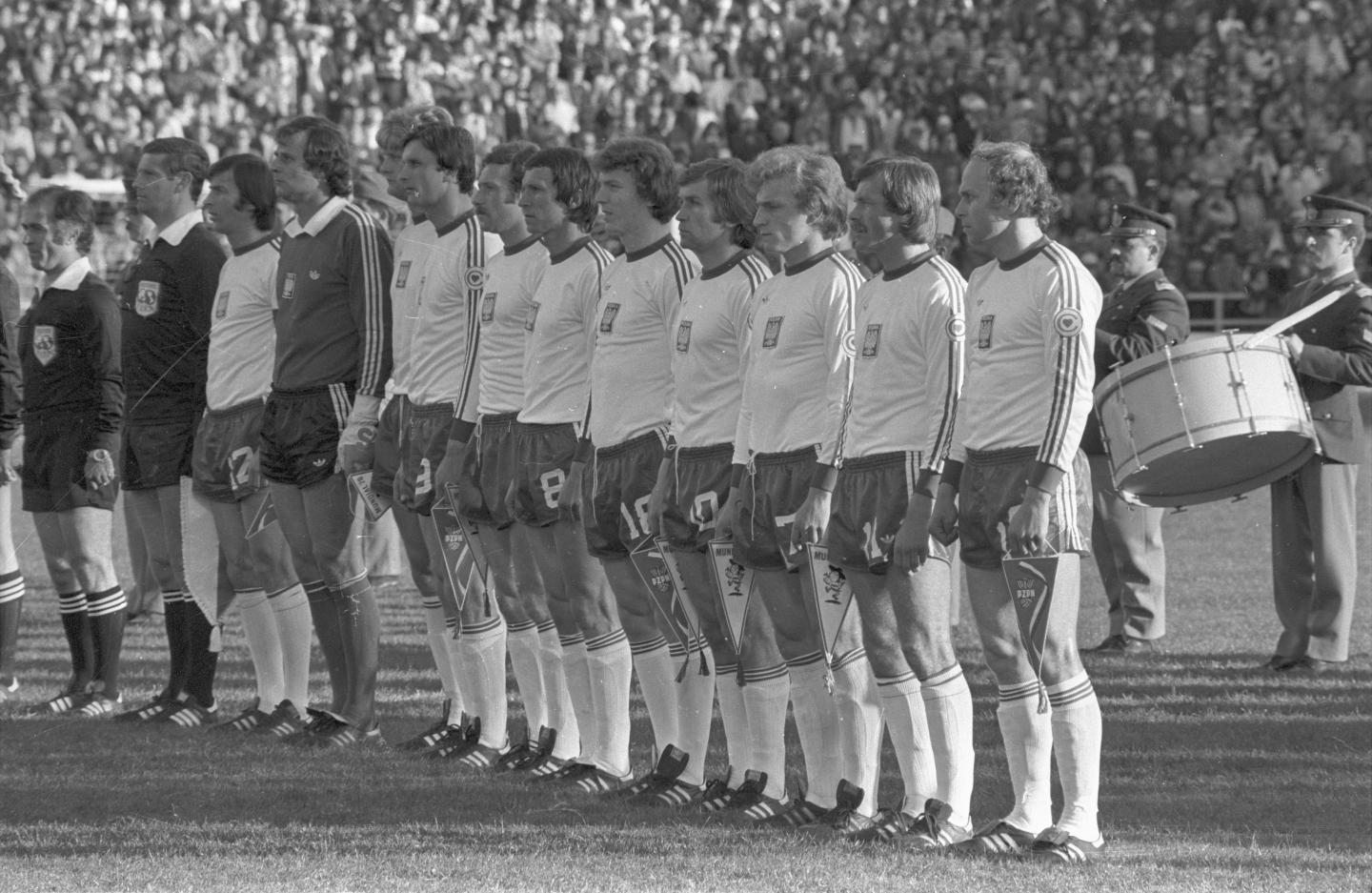 Reprezentacja Polski podczas hymnu przed meczem z Meksykiem.