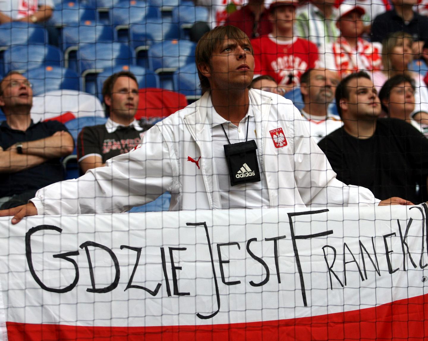 Kibic reprezentacji Polski z biało-czerwoną flagą, na której widnieje zapytanie - Gdzie jest Franek?