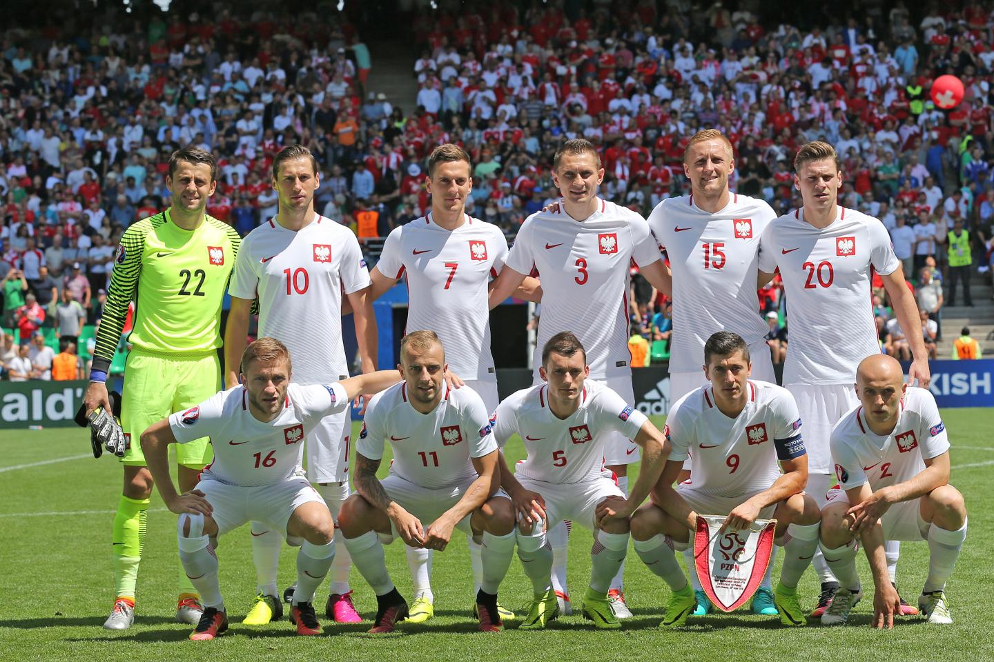 Wyjściowa "11" na mecz z reprezentacją Szwajcarii w białych strojach.