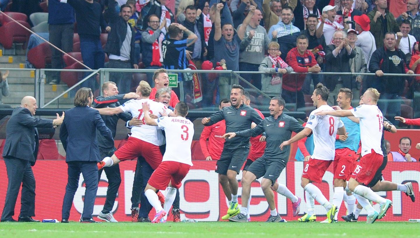 Szalona radość Sebastiana Mili (strzelca gola na 2:0), piłkarzy i sztabu trenerskiego. Mila ląduje w ramionach selekcjonera Adama Nawałki.
