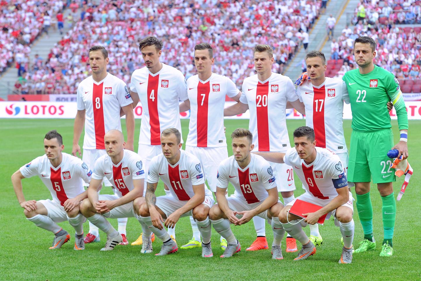 Reprezentacja Polski w białych strojach (koszulki z czerwonym pionowym pasem pośrodku) przed meczem z Gruzją na PGE Narodowym.