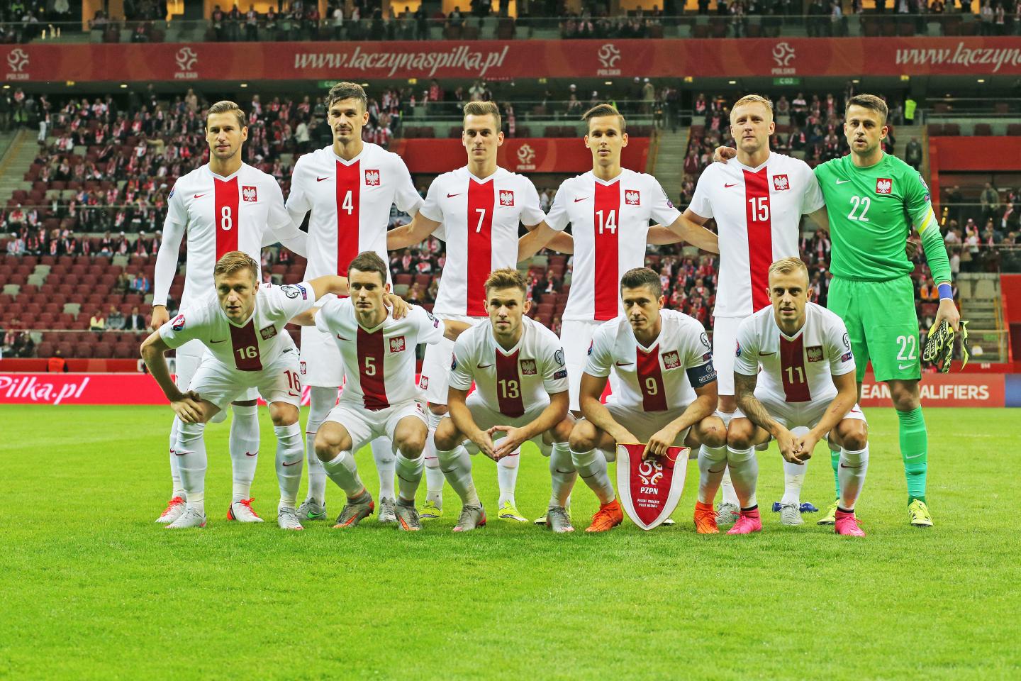 Reprezentacja Polski (w białych strojach z pionowym czerwonym pasem pośrodku) przed meczem z Gibraltarem. Bramkarz Łukasz Fabiański ubrany w zielony strój.