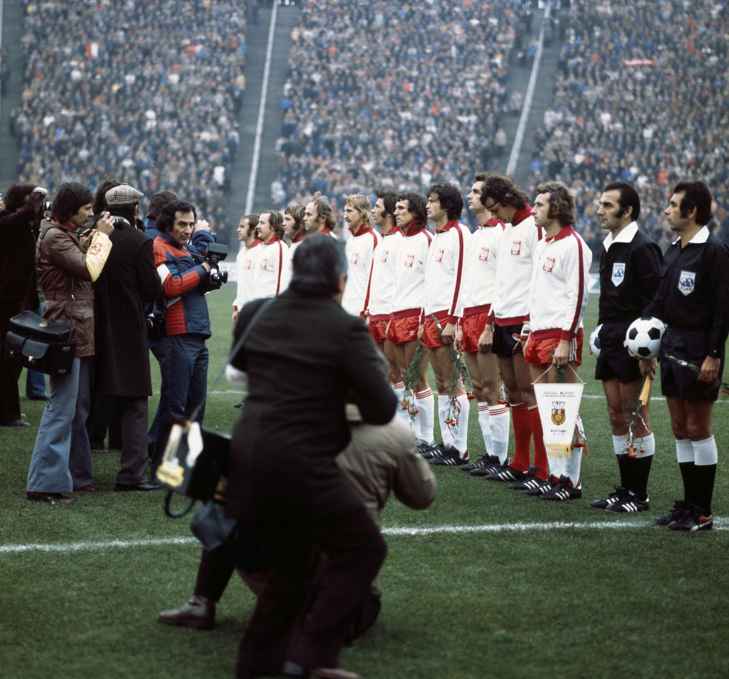 Reprezentacja Polski podczas hymnu przed meczem z Włochami.