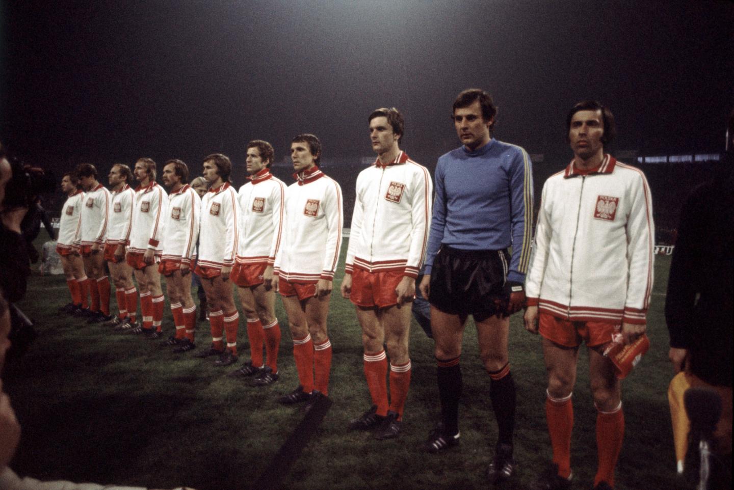 Reprezentacja Polski podczas hymnu przed meczem z Portugalią.