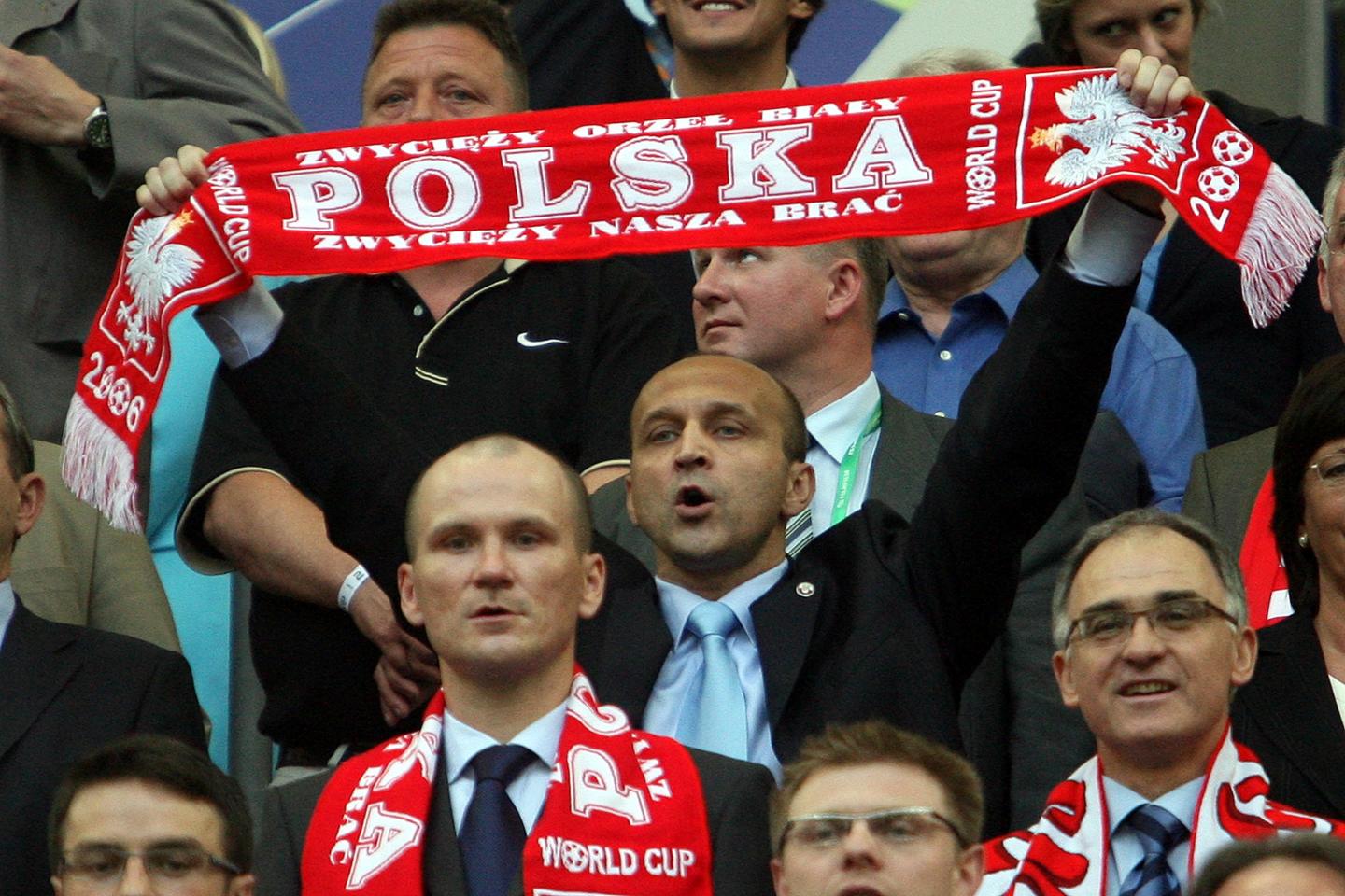 Premier Kazimierz Marcinkiewicz z szalikiem reprezentacji Polski podczas meczu z Ekwadorem na mundialu 2006.