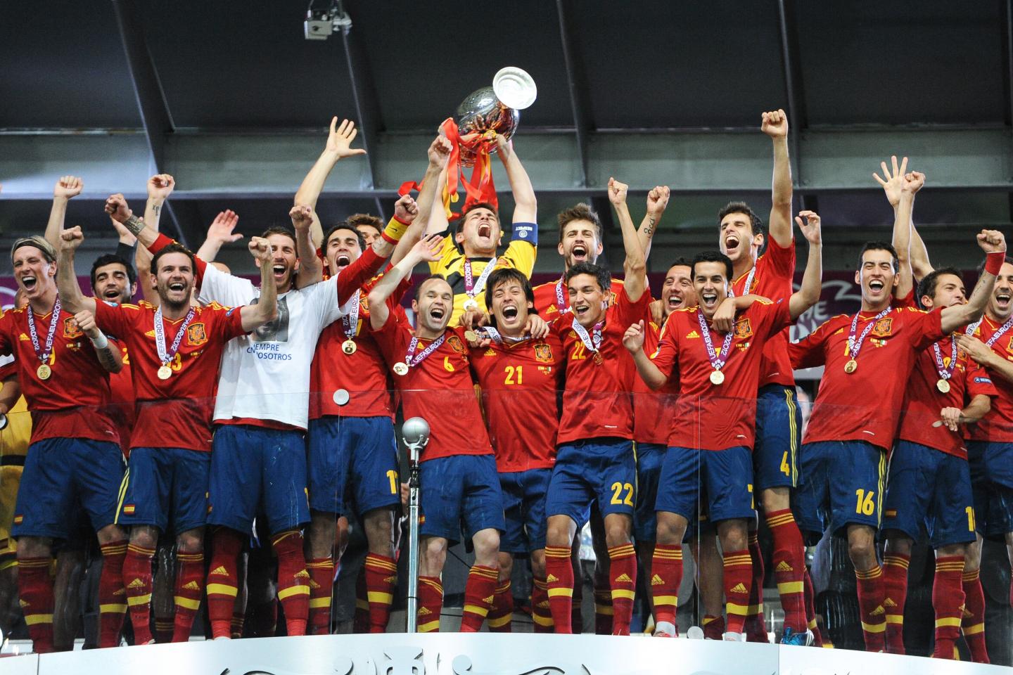 Reprezentacja Hiszpanii z pucharem mistrzostw Europy.