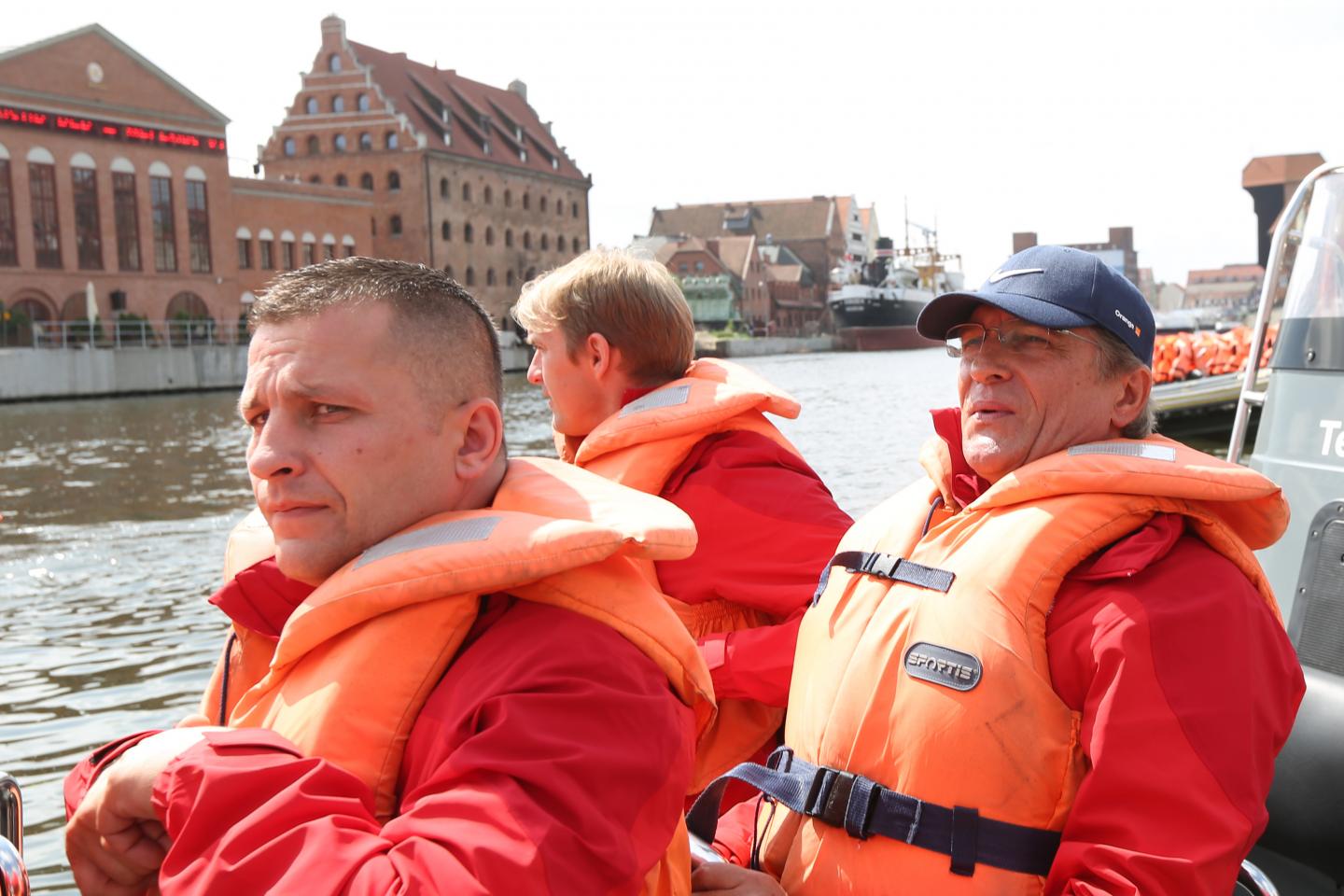 Selekcjoner Adam Nawałka na pontonie podczas wyprawy integracyjnej z kadrowiczami w 2014 roku.