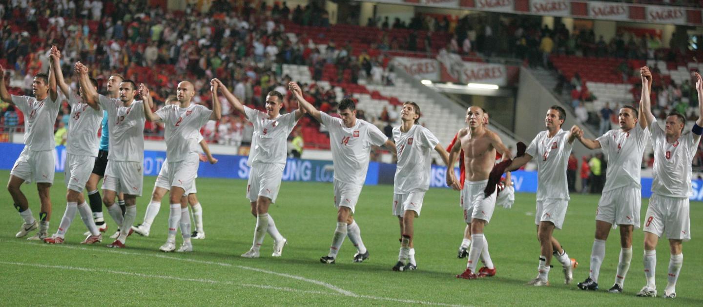 Szczęśliwi reprezentanci Polski po meczu z Portugalią. Piłkarze dziękują kibicom za doping. 