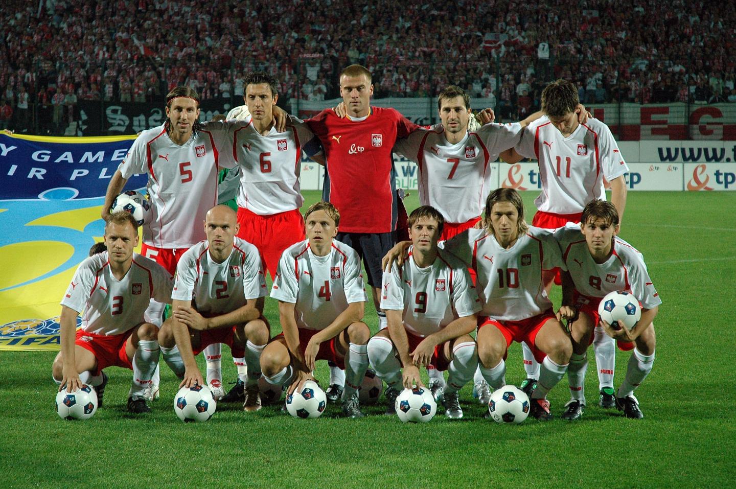 Reprezentacja Polski (w białych koszulkach, czerwonych spodenkach) przed meczem z Walią. Artur Boruc w czerwonej bluzie.