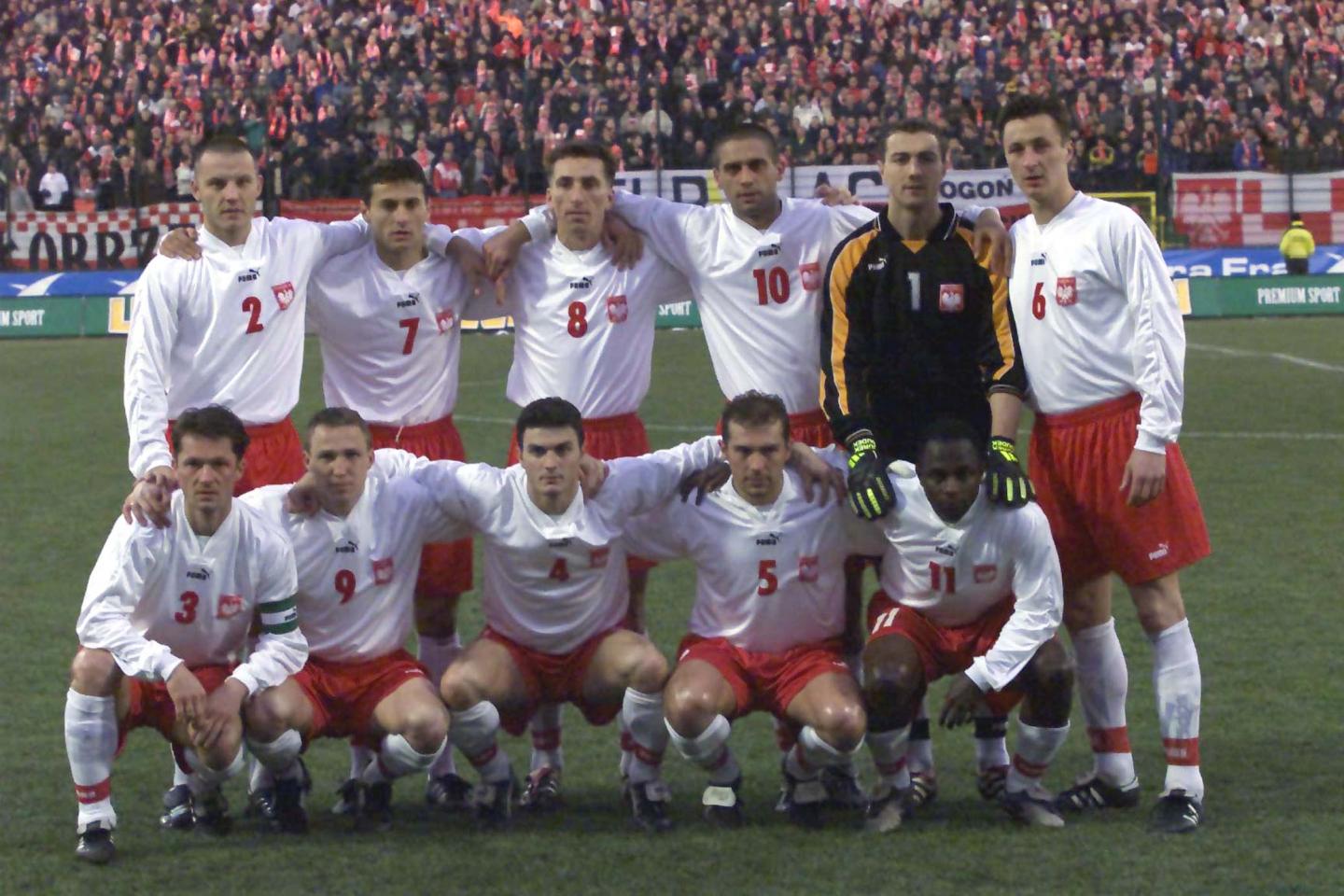 Reprezentacja Polski w białych koszulkach i czerwonych spodenkach pozuje do zdjęcia przed meczem z Armenią w Warszawie.