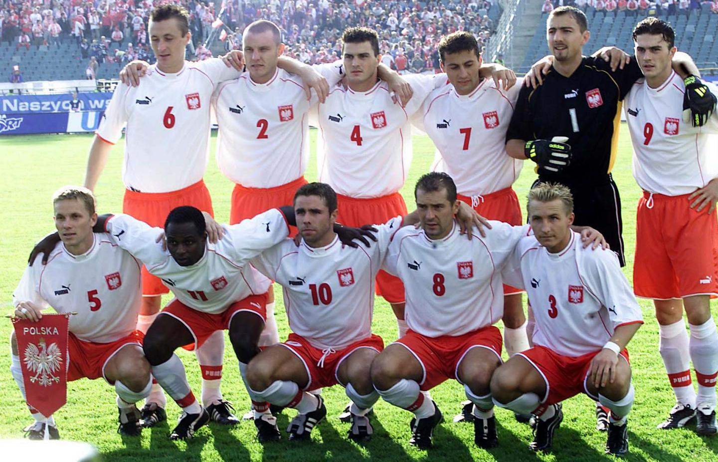 Reprezentacja Polski w białych koszulkach i czerwonych spodenkach przed meczem z Ukrainą w 2001 roku.