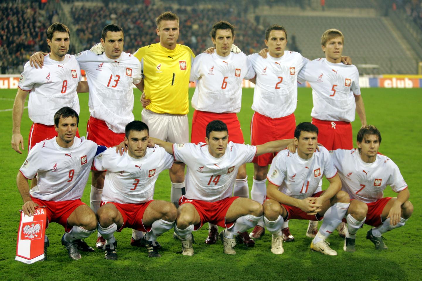 Reprezentacja Polski (w białych koszulkach z husarzem, czerwonych spodenkach) przed meczem z Belgią w Brukseli.