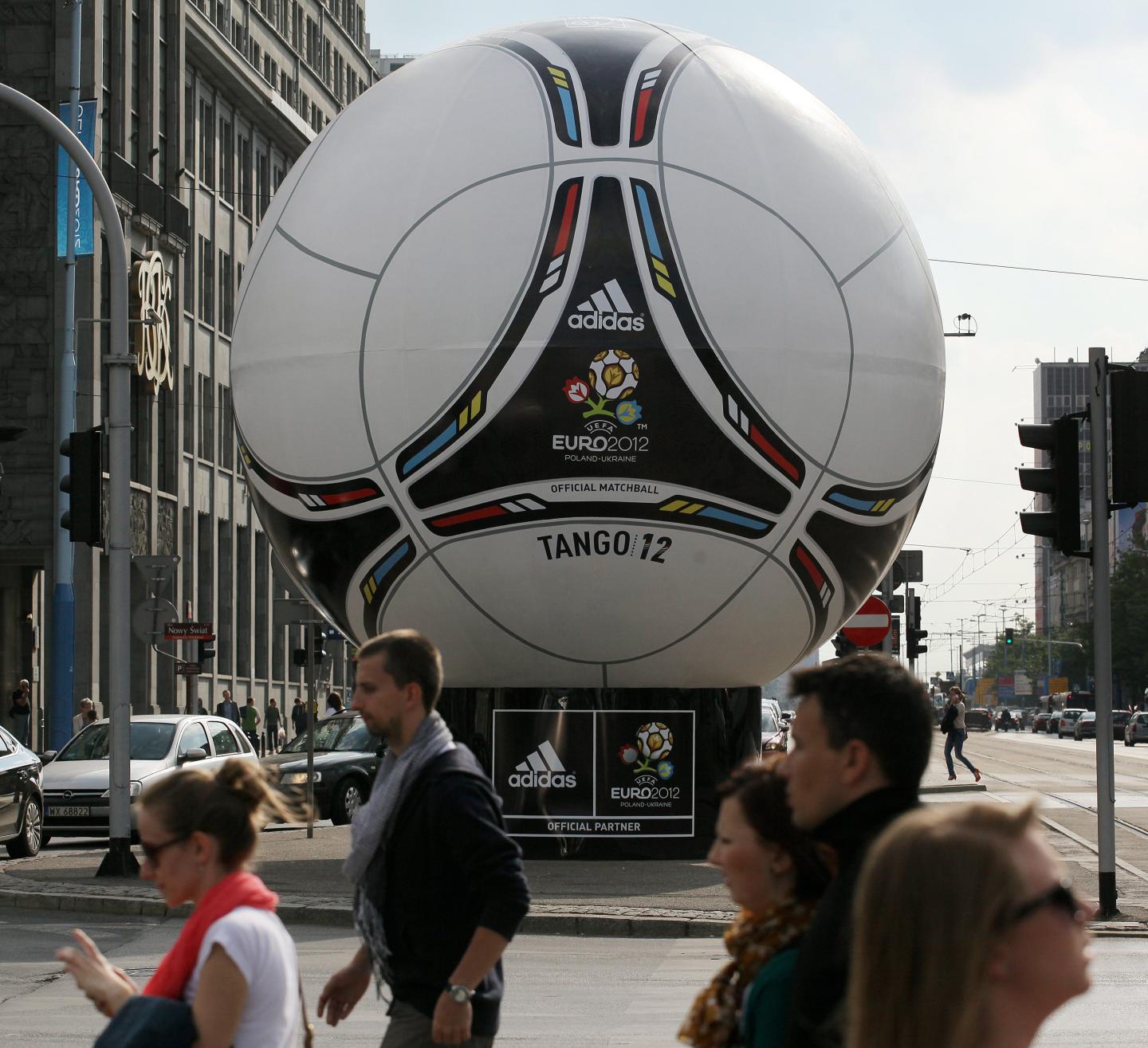 Piłka Euro 2012 na ulicach Warszawy.