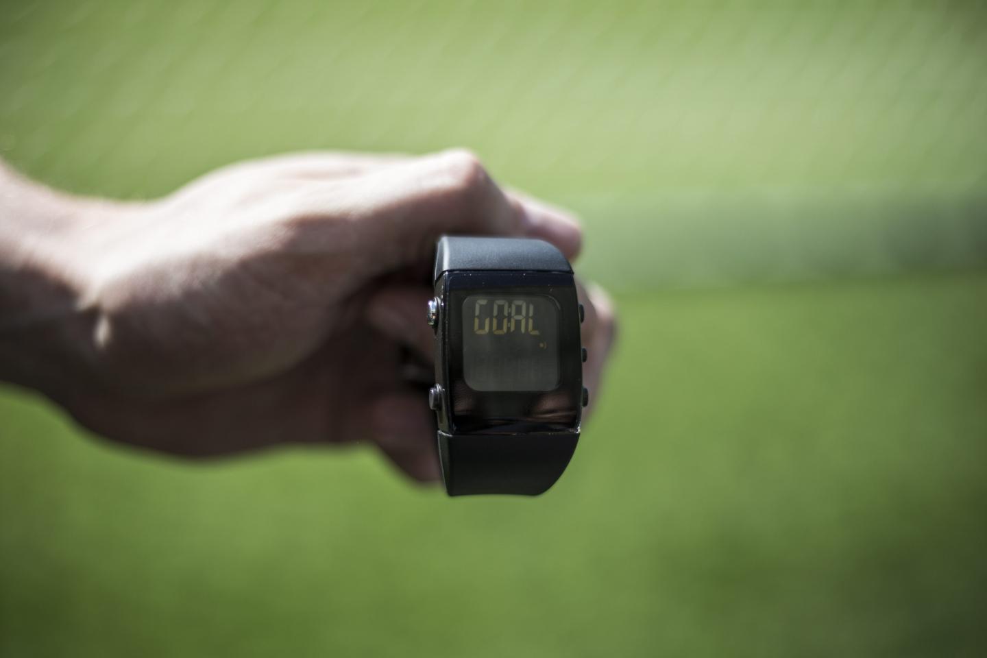 Zegarek, na którym wyświetla się napis GOAL w momencie, gdy piłka całym obwodem przekroczy linię bramkową. Technologia goal-line miała pomóc arbitrom w rozstrzyganiu spornych sytuacji - czy był gol, czy nie.