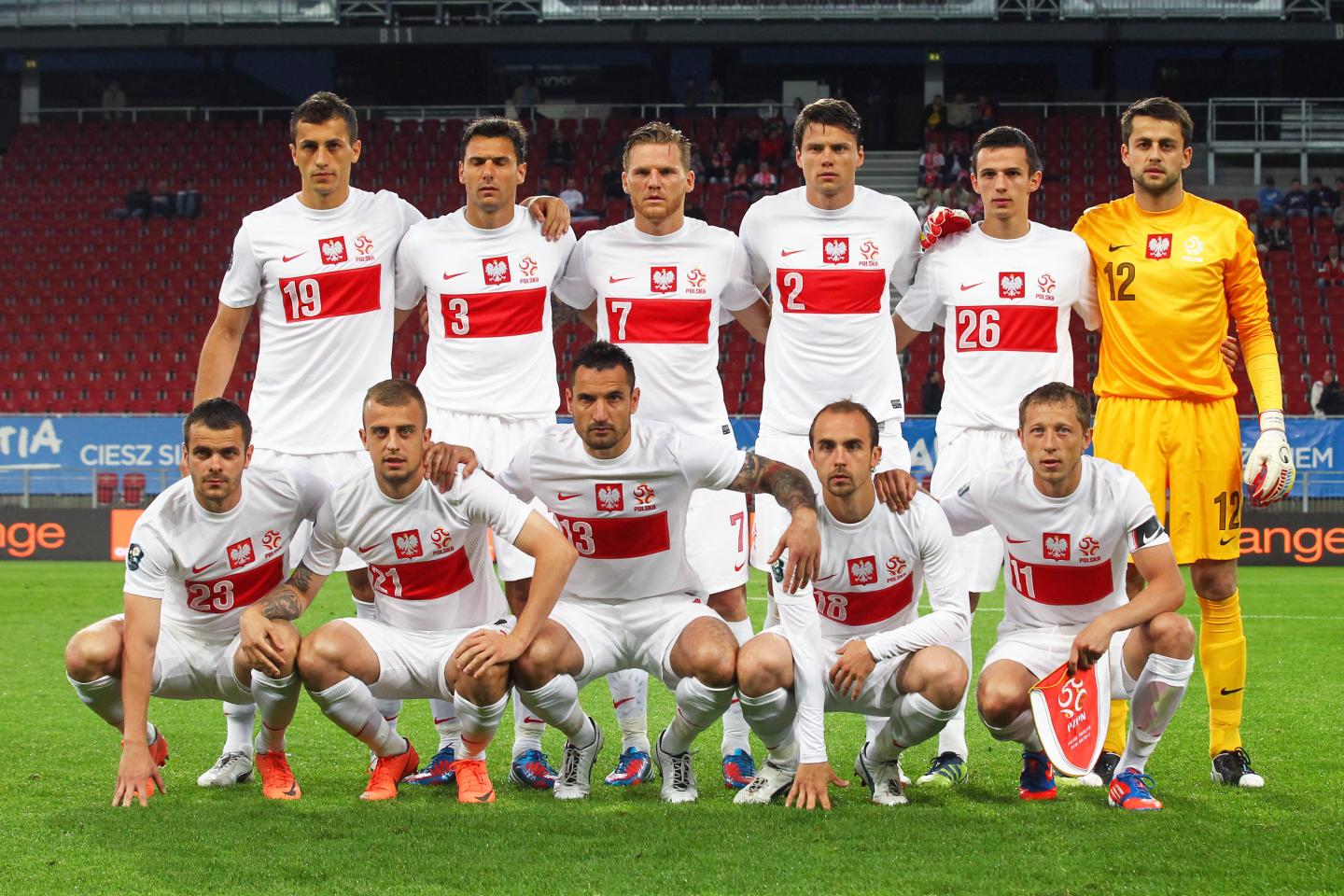 Reprezentacja Polski (w białych koszulkach z poziomym czerwonym pasem) przed meczem towarzyskim z Łotwą.