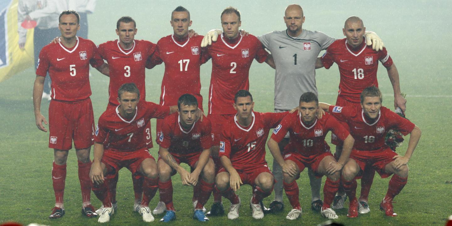 Reprezentacja Polski (w czerwonych strojach) pozuje do zdjęcia przed meczem z Czechami w Pradze w eliminacjach mistrzostw świata 2010.