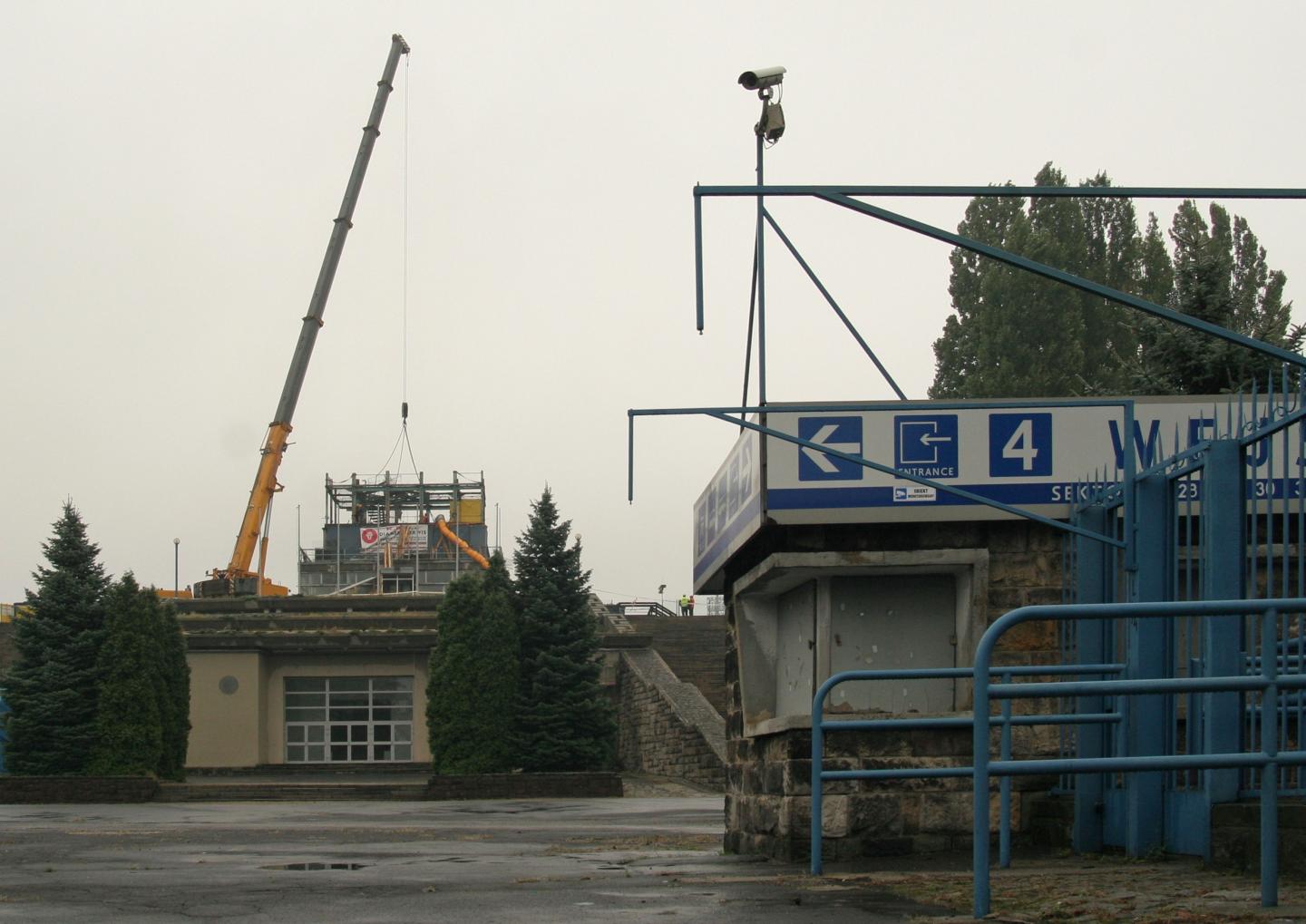 Zdjęcie od strony kas Stadionu Śląskiego. W tle widać dźwig i rozebraną wieżę.
