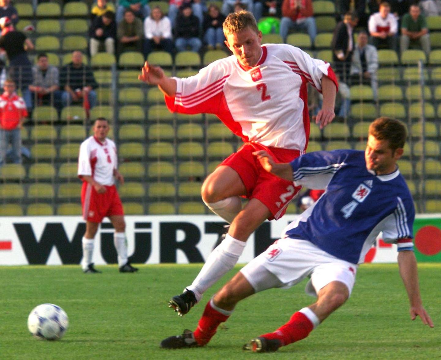 Tomasz Wałdoch powstrzymuje jednego z piłkarzy Luksemburga.