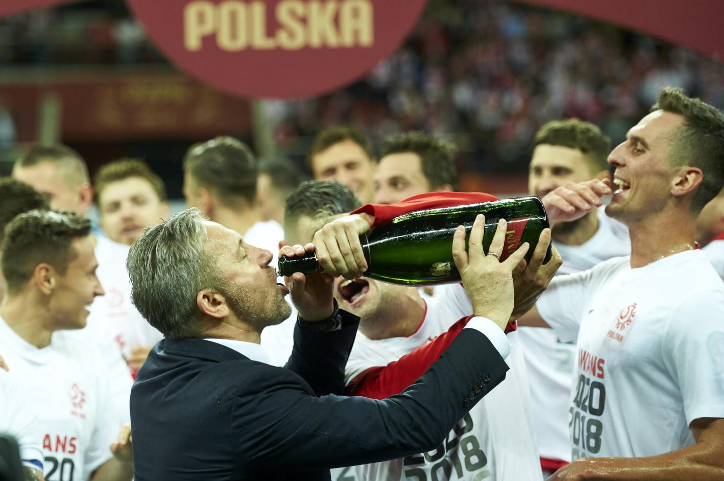 Jerzy Brzęczek z butelką szampana.