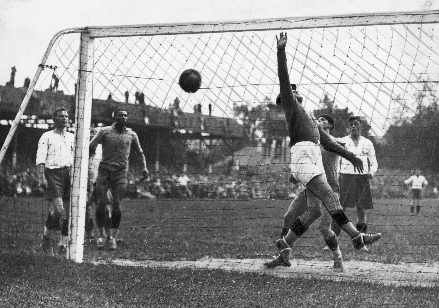 Edward Madejski sześć razy wyjmował piłkę z bramki w meczu Polska - Brazylia 5:6 na mistrzostwach świata 1938.