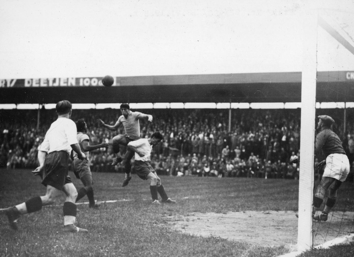 Akcja pod polską bramką. Mecz mistrzostw świata 1938 Polska - Brazylia 5:6.