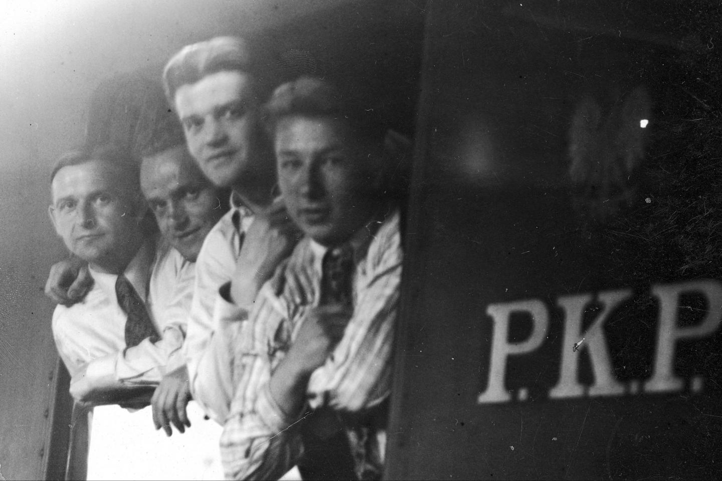 Ostatnie chwile przed odjazdem. W oknie pociągu widoczni od lewej m.in. Antoni Gałecki, Edward Madejski i Fryderyk Scherfke.