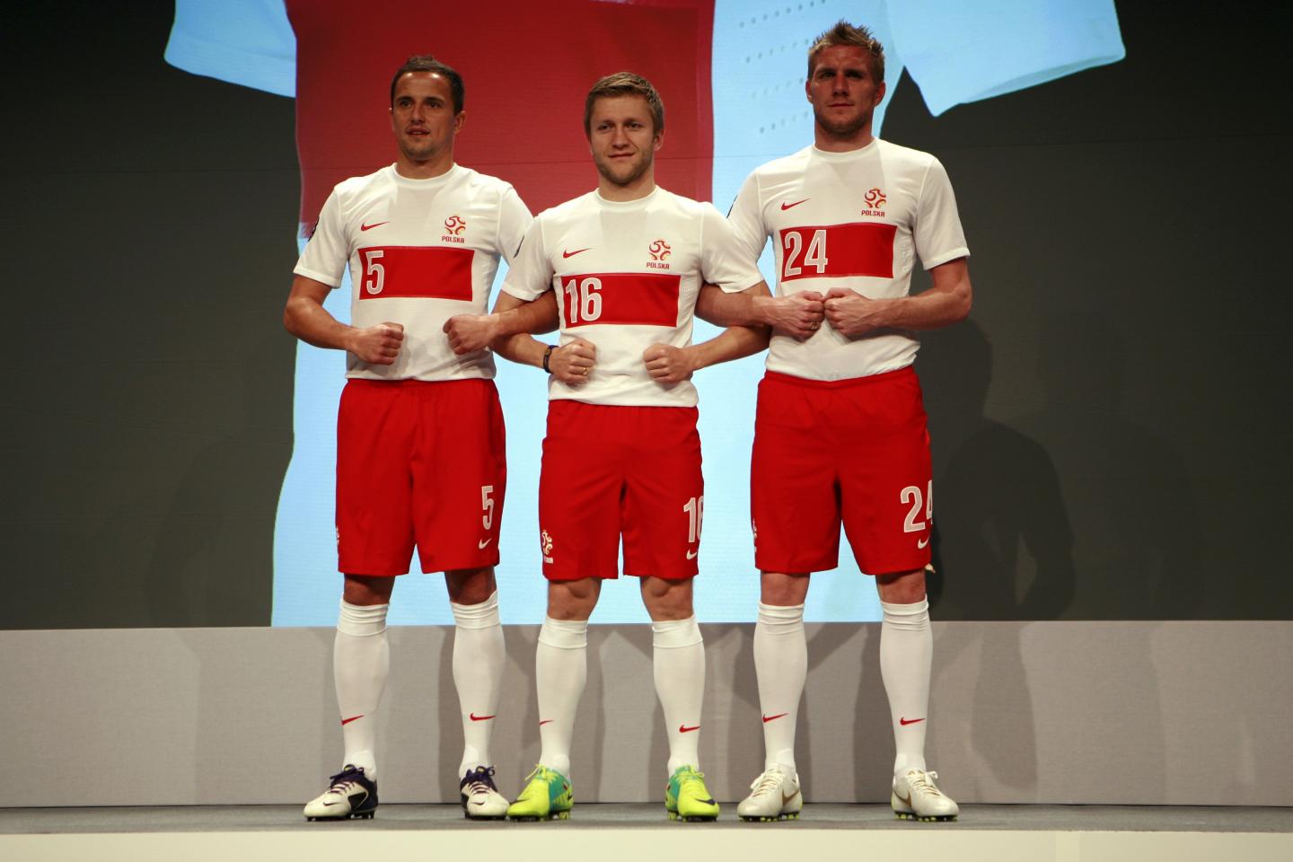 Dariusz Dudka, Jakub Błaszczykowski i Damien Perquis prezentują nowe stroje reprezentacji Polski (2011 rok).
