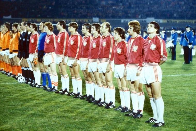 Reprezentacja Polski podczas hymnu przed meczem z Holandią w Amsterdamie.