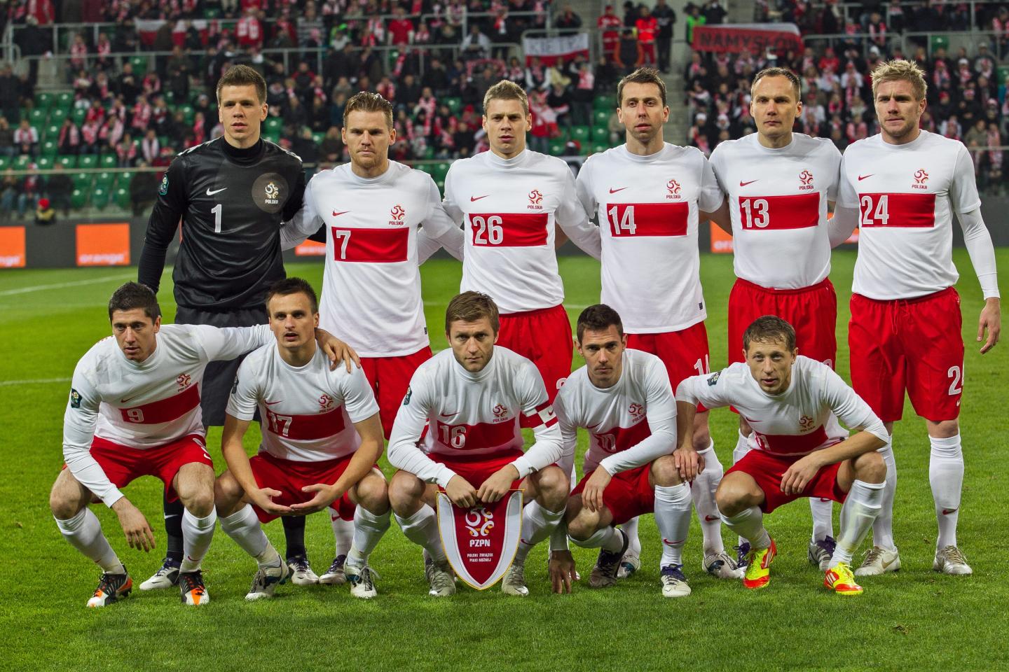 Reprezentacja Polski przed towarzyskim meczem z Włochami w 2011 roku. Polacy w koszulkach bez orzełka.