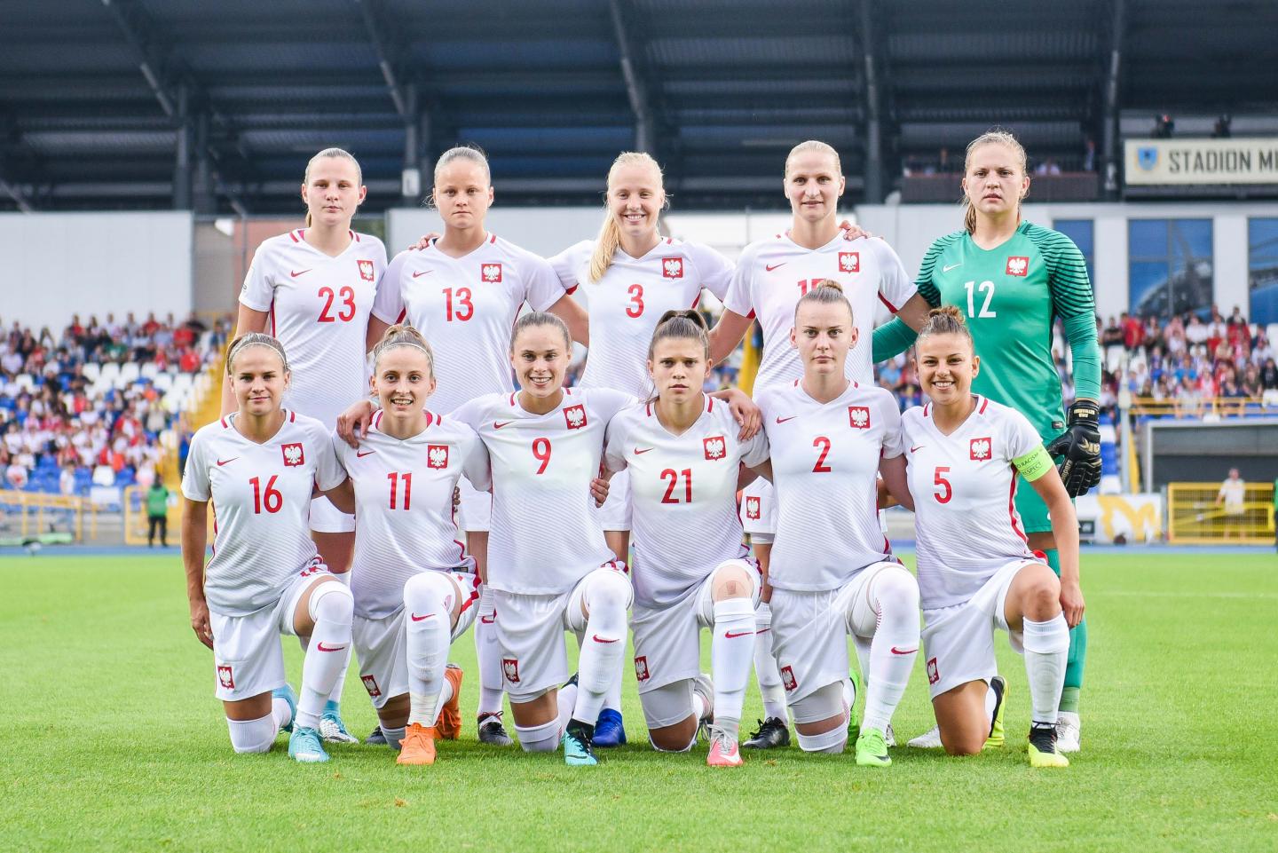 Zdjęcie grupowe reprezentacji Polski kobiet przed meczem ze Szwajcarią (0:0) w eliminacjach mistrzostw świata 2019.