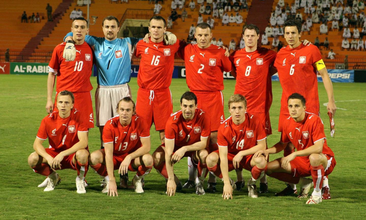 Grupowe zdjęcie reprezentacji Polski przed towarzyskim meczem z Arabią Saudyjską w Rijadzie w 2006.