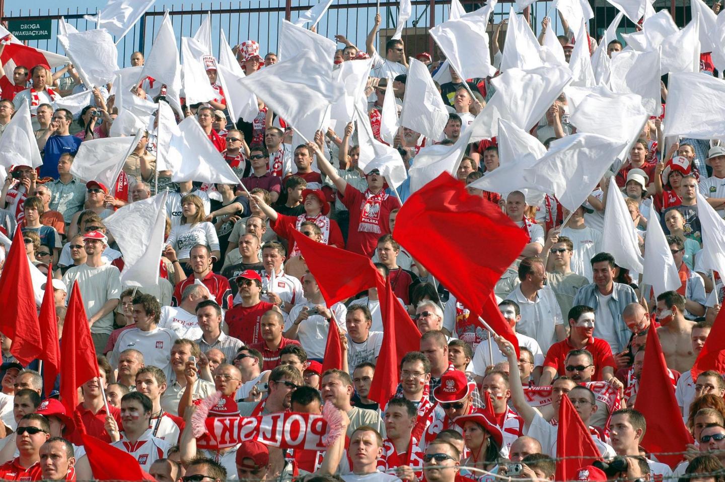 Kibice reprezentacji Polski w Szczecinie podczas meczu z Albanią 1:0 (29.05.2005).