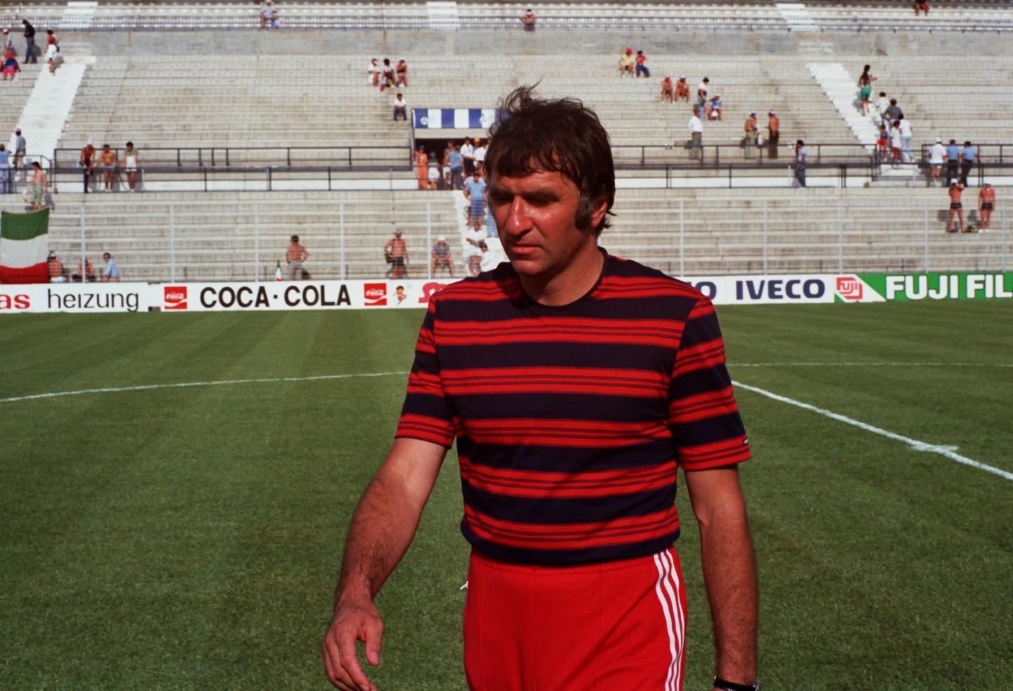 Antoni Piechniczek w dresie, który przyniósł mu szczęście. Na mundialu 1982 talizman zawiódł tylko raz, w półfinałowym spotkaniu z Włochami (0:2).