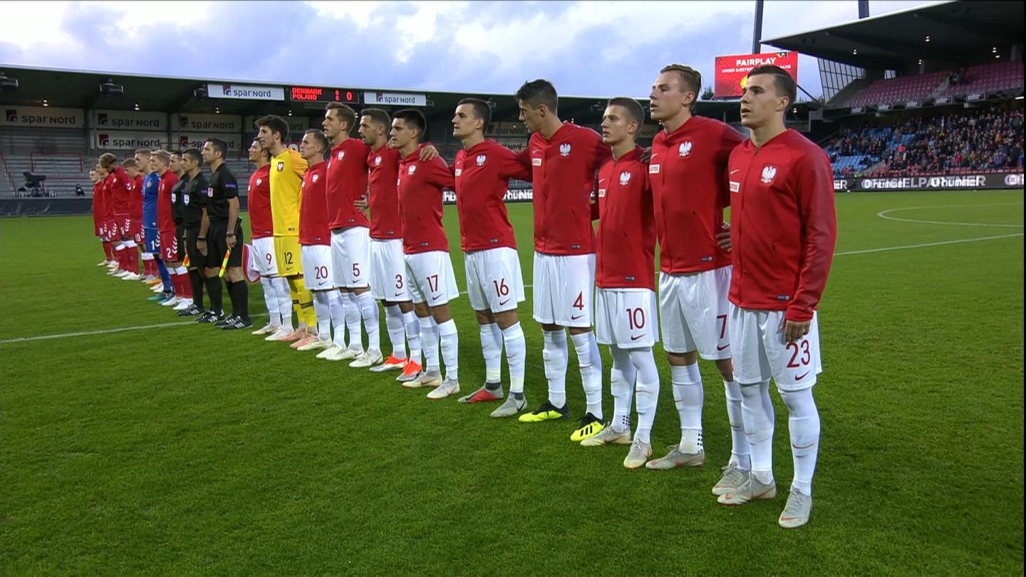 Reprezentacja Polski do lat 21 podczas hymnu przed meczem z Danią w Aalborgu. Eliminacje Euro 2019.