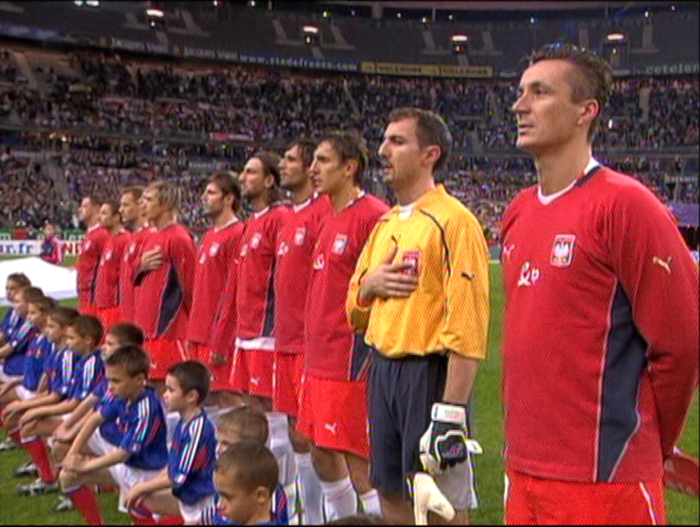 Reprezentacja Polski przed meczem z Francją na Saint Denis w 2004 roku.